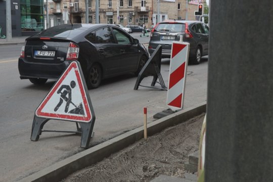 Nors kelininkai išmoko nutiesti lygius kelius, su šulinių dangčiais vis dar nesiseka: kenčia ne tik automobiliai