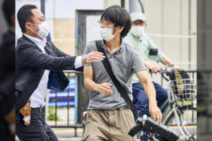 Po buvusio Japonijos premjero Sh. Abe nužudymo – teisingumo paieškos: aiškėja žudiko motyvai