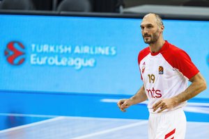 „Crvena zvezda“ veteranas kabina krepšinio batelius ant vinies