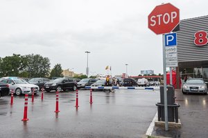 Panevėžietė pasipiktino iš pirmo karto nesuveikusiu užkardu: vos neapgadino automobilio