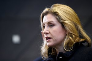 Apie tai, kad sieks pakeisti B. Johnsoną, paskelbė ir prekybos sekretorė P.  Mordaunt