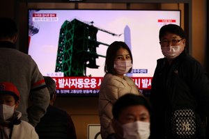 Šiaurės Korėja, įtariama, paleido salvinės raketų ugnies sistemų sviedinių