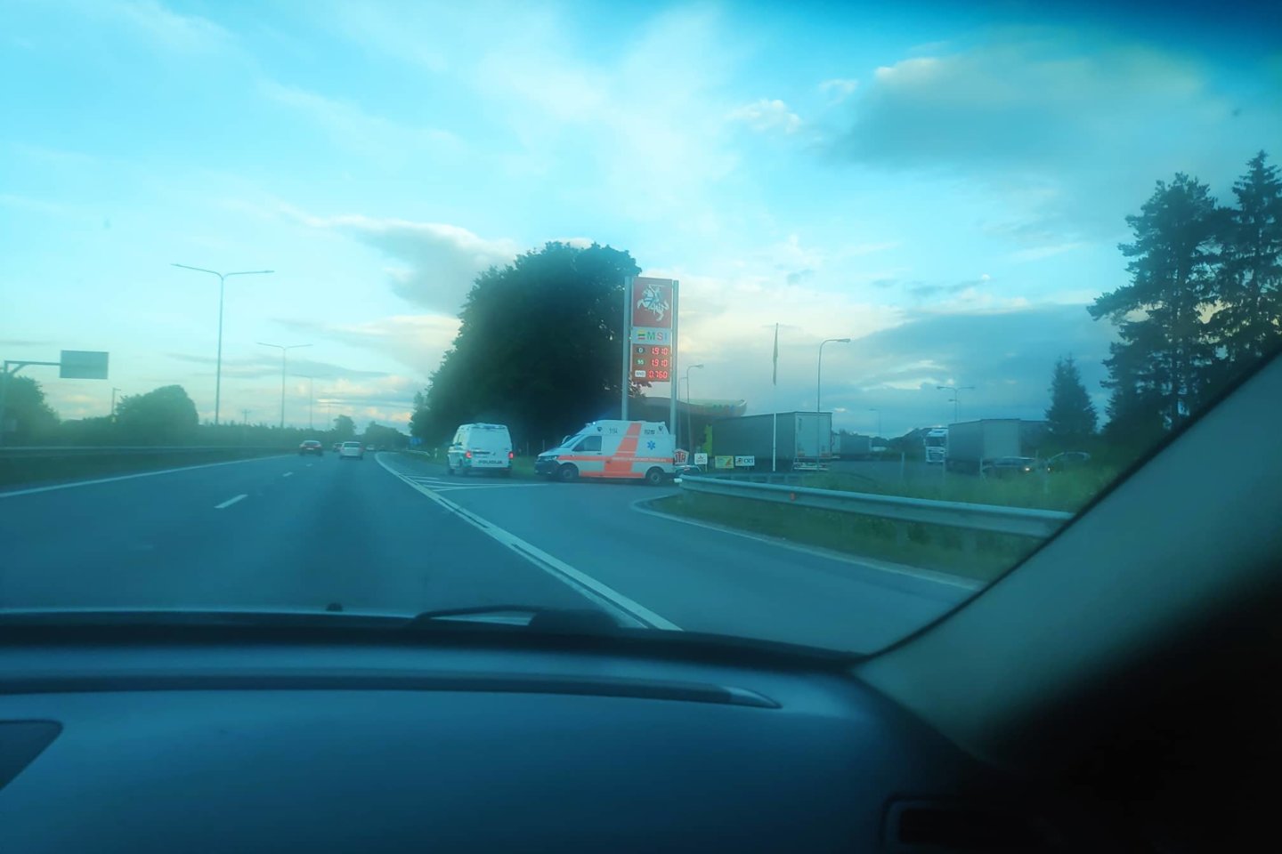  Nesuvaldęs automobilio girtas vairuotojas greitkelyje Kaunas-Vilnius nuvairavo į griovį.<br> Įvykio liudininkės Neringos nuotr.
