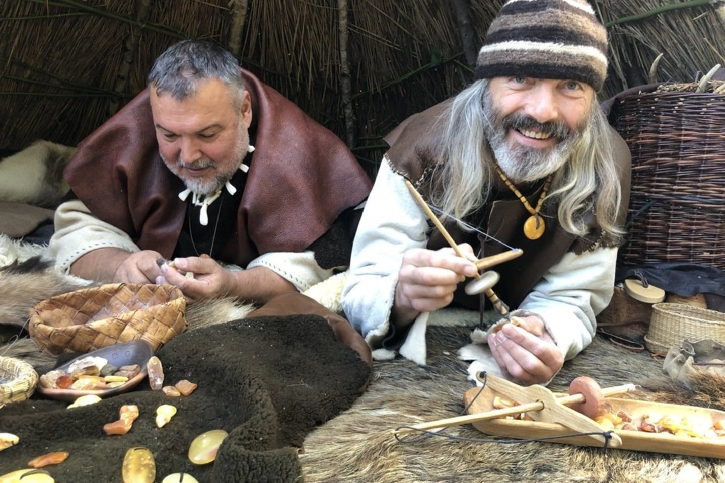Muziejininkai Ruslanas Aranauskas ir Gintaras Markevičius vaizduos, kaip gintaras būdavo apdirbamas senovėje.<br>LNM nuotr. 
