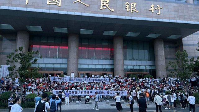 Reti masiniai protestai Kinijoje: sulaikyta vietos bankų užvaldymu įtariama gauja