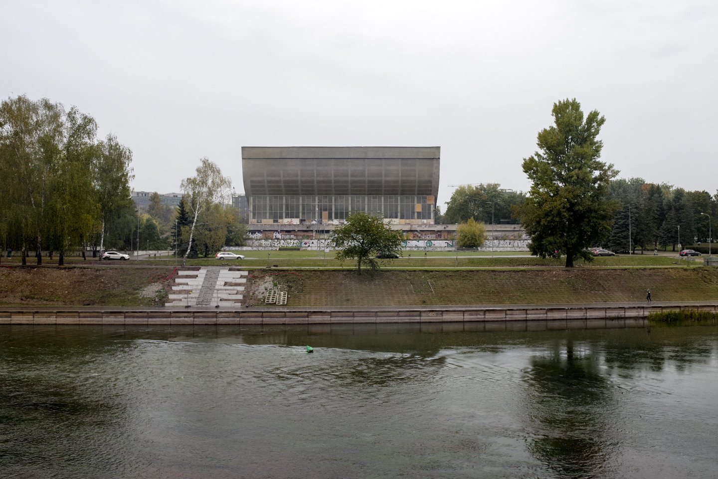 Kol Vyriausybė apsispręs dėl tolesnės Vilniaus koncertų ir sporto rūmų ateities, Turto bankas, kuris rūpinasi šio kultūros paveldo pastato būkle, planuoja atlikti būtiniausius pastato tvarkymo ir konservavimo darbus.<br>V.Ščiavinsko nuotr.