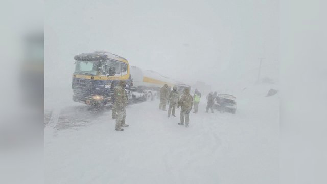 Čilėje praūžė stiprios sniego audros: užfiksuota, kaip policija padeda evakuoti įstrigusius vairuotojus