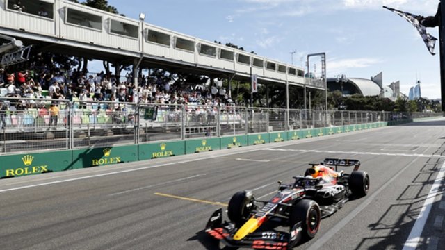 „Formulės-1“ Austrijos trasoje netrūko nei avarijų, nei dramos: užsiliepsnojo C. Sainzo „Ferrari“ bolidas
