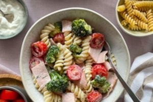 Makaronų ir brokolių salotos vos iš kelių ingredientų