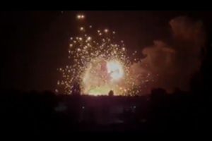 Naktį – galingas ukrainiečių puolimas: Chersone dar vieno ginklų sandėlio sprogimai nušvietė dangų