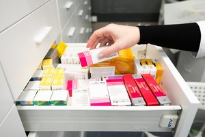 Nuo šiol receptinius vaistus galima įsigyti internetu: paaiškino, kaip reikės atsiimti pirkinius