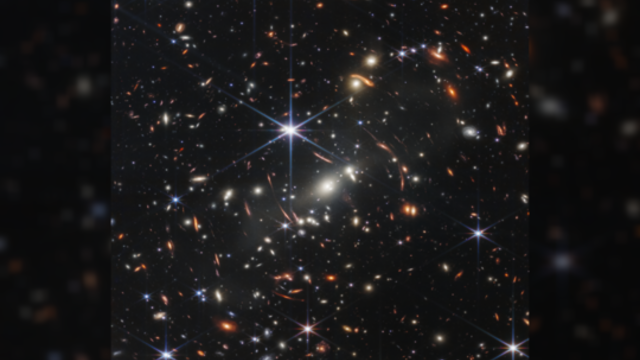 Vienas žingsnis arčiau neatrasto kosmoso: Jameso Webbo teleskopas išgavo pirmąjį tolimų galaktikų vaizdą