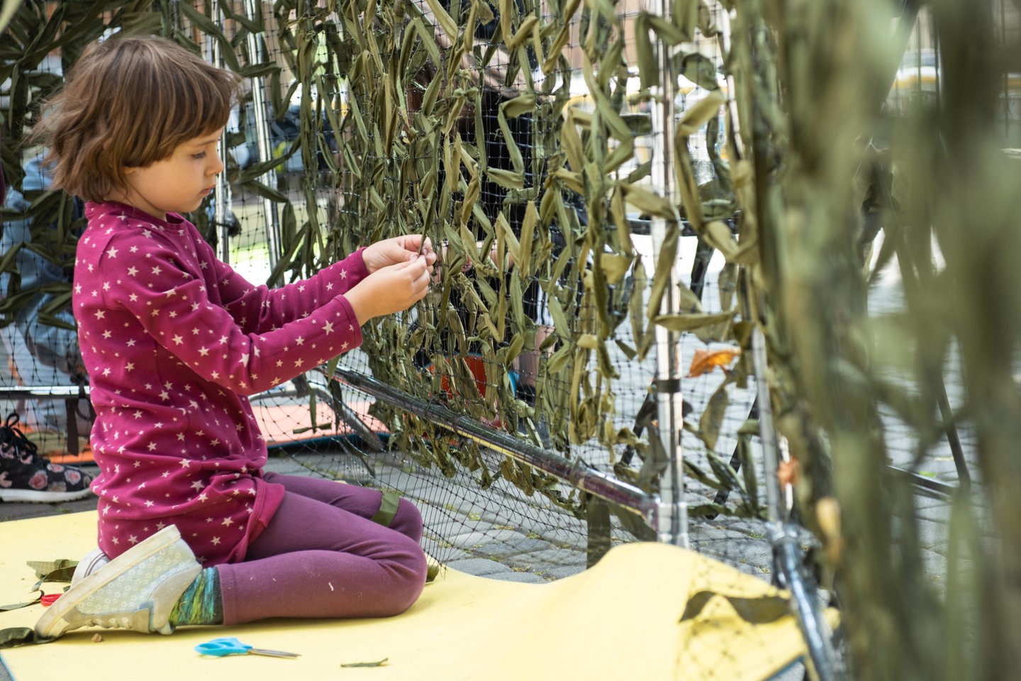 Nuo pat pirmųjų karo dienų Ukrainos gyventojai mobilizavosi teikti logistinę paramą savo kariuomenei. Čia, Lvovo mokykloje, savanoriai, daugiausia moterys, užsiima frontui skirtų maskuojamųjų tinklų gamyba.<br> Sipa press / Scanpix nuotr.