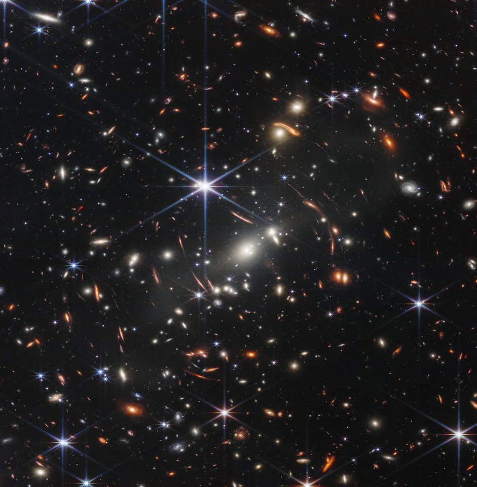  Šis galaktikų telkinio „SMACS 0723“ vaizdas, dar vadinamas „Webbo pirmuoju tolimuoju vaizdu“ (angl. Webb’s First Deep Field), yra kupinas smulkiausių detalių.<br> NASA / JWST nuotr.