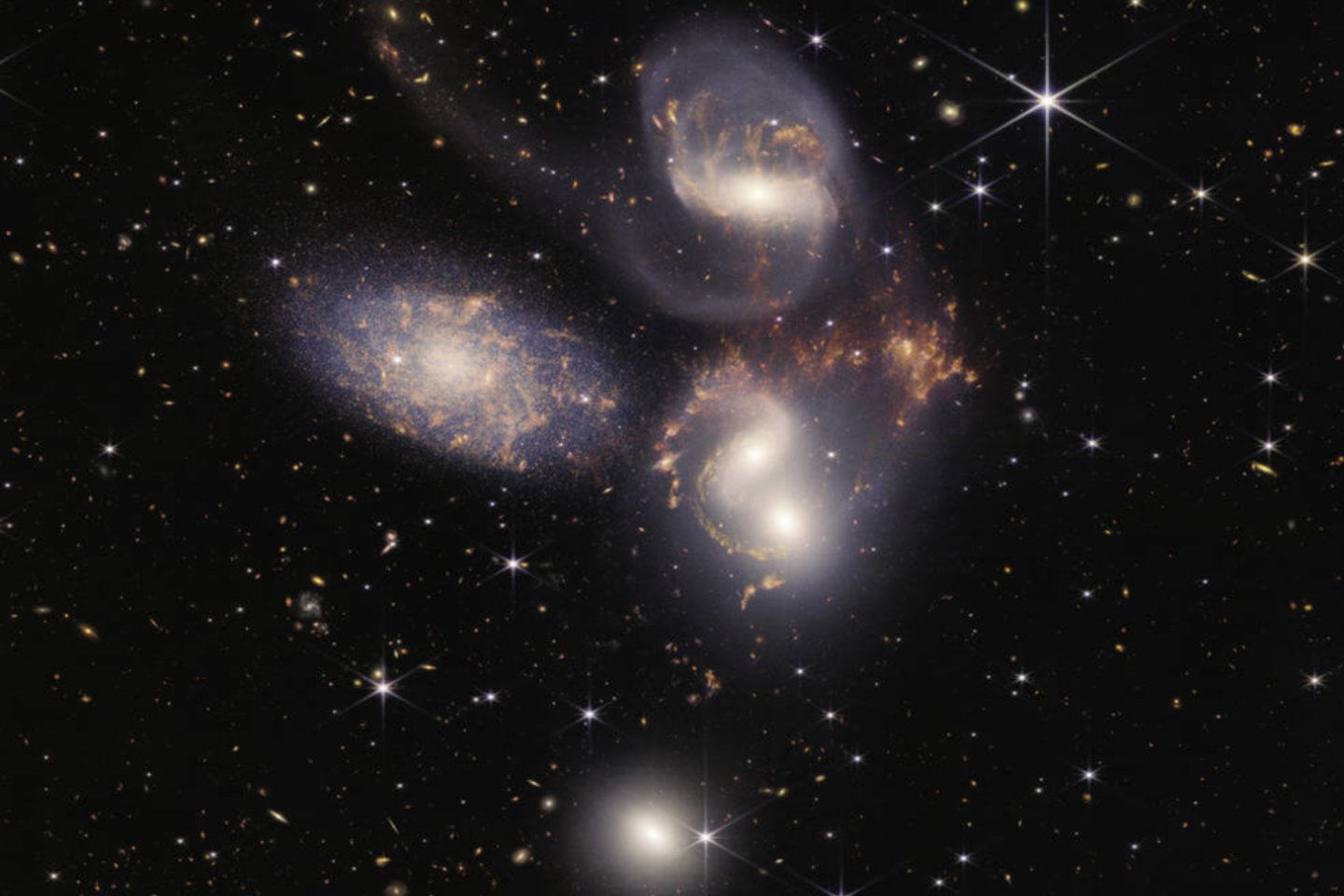  Stefano kvintetas – vizuali penkių galaktikų grupė – pasaulyje geriausiai žinomas iš to, kad buvo matomas klasikiniame šventiniame filme „It’s a Wonderful Life“.<br> NASA / JWST nuotr.