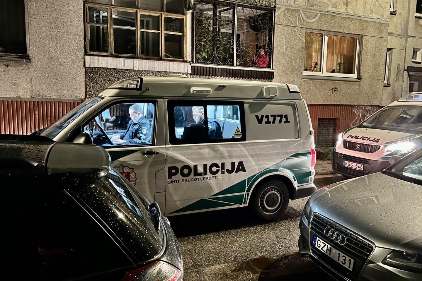 Per konfliktą daugiabučio laiptinėje Vilniuje nušautas žmogus, įtariamasis sulaikytas.<br> V.Ščiavinsko nuotr.