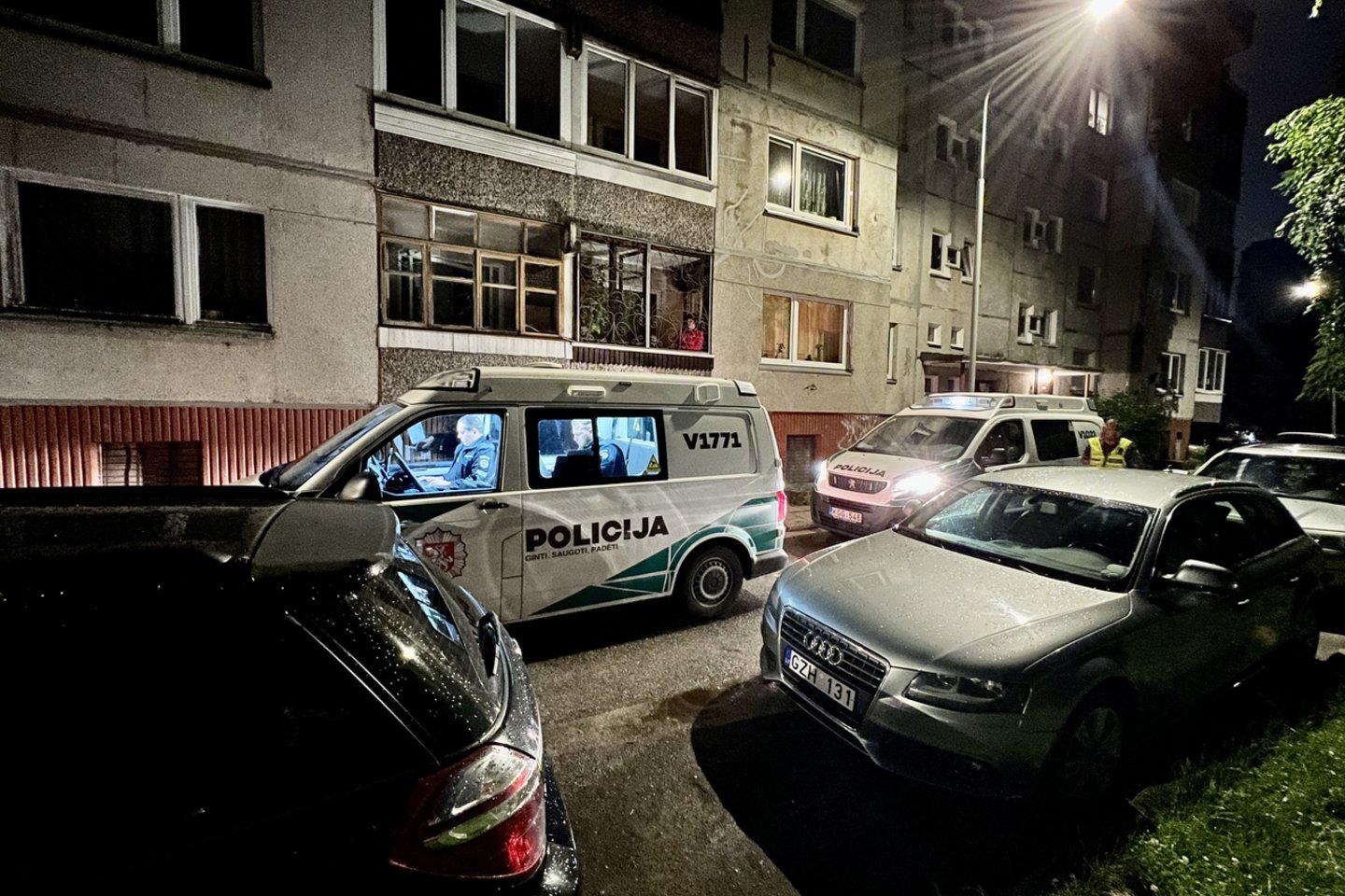 Per konfliktą daugiabučio laiptinėje Vilniuje nušautas žmogus, įtariamasis sulaikytas.<br> V.Ščiavinsko nuotr.