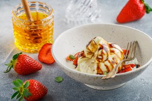 Lengviems vasariškiems pietums – šviežių uogų ir sūrio salotos