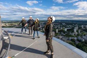 Pramoga tik drąsiausiems: siūlo pasivaikščioti Vilniaus televizijos bokšto pakraščiu