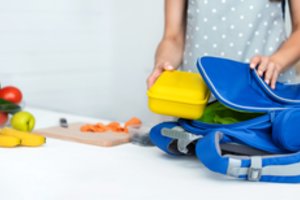 Užkandžių dėžutė į dienos stovyklą: idėjos, ką į ją įdėti