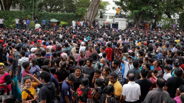 Šri Lanką palikus prezidentui, šalyje paskelbta nepaprastoji padėtis