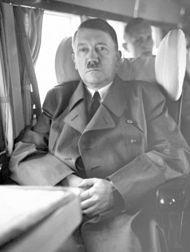 A.Hitleris viename savo lėktuvų.<br>Leidėjų nuotr. 