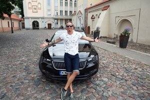 J. Milius palygino savo ir K. Krysko vairavimo stilių: stengiuosi susilaikyti, kad jos nesuerzinčiau