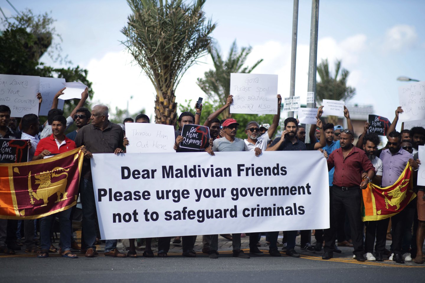 Iš savo šalies pabėgęs Šri Lankos prezidentas Gotabaya Rajapaksa trečiadienį susidūrė su Maldyvų gyventojų protestais – dešimtys jo tėvynainių reikalavo, kad Malė nesuteiktų lyderiui saugaus prieglobsčio.<br>AFP/Scanpix nuotr.