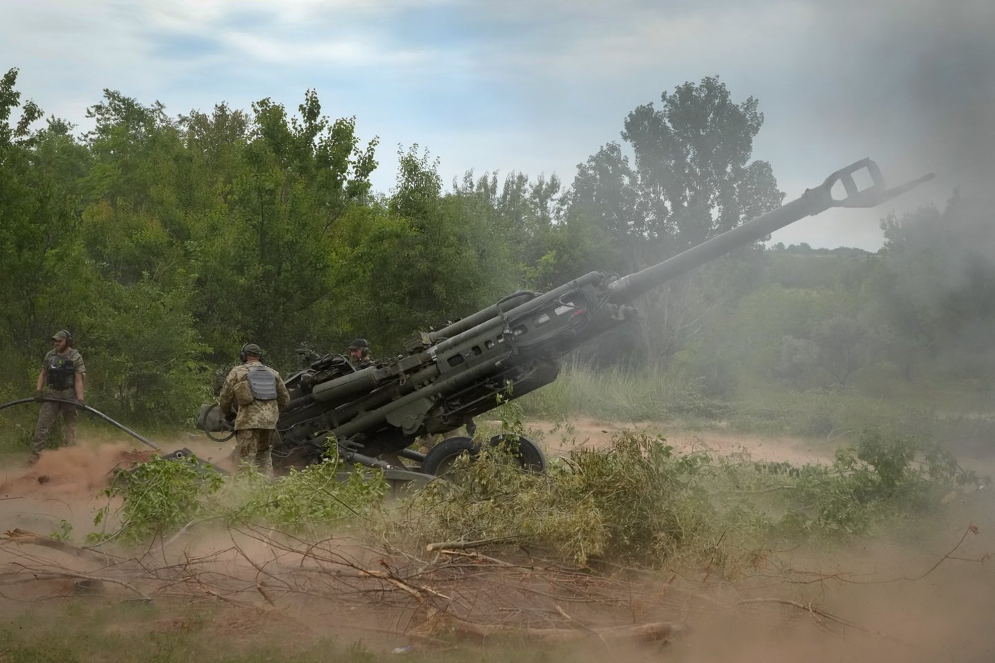 Ukrainos kariai apšaudo Rusijos pozicijas iš JAV tiekiamos M777 haubicos Ukrainos rytinėje Donecko dalyje.<br>AP/Scanpix nuotr.
