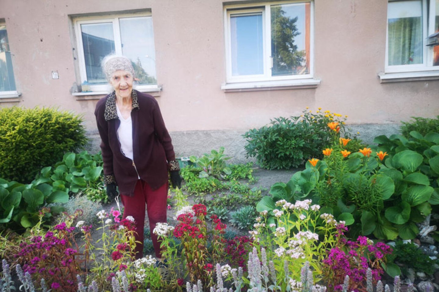 Klaipėdiškei Bronei Vilimienei gėlės – didžiausias džiaugsmas. Joms sveikatos ir energijos senolė nestokoja. <br>Jurgos Petronytės nuotr.