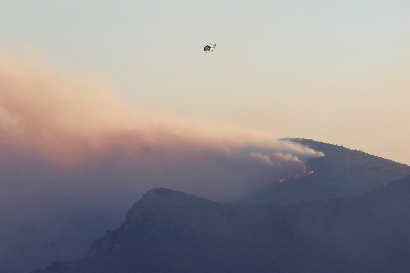 Graikijoje nukritus priešgaisriniam sraigtasparniui žuvo du įgulos nariai.<br>Reuters/Scanpix nuotr.