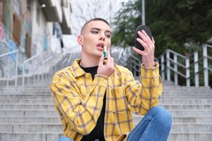 Ekspertė paaiškino, ką reiškia Vakaruose paplitęs nebinarinės lyties tapatybės terminas