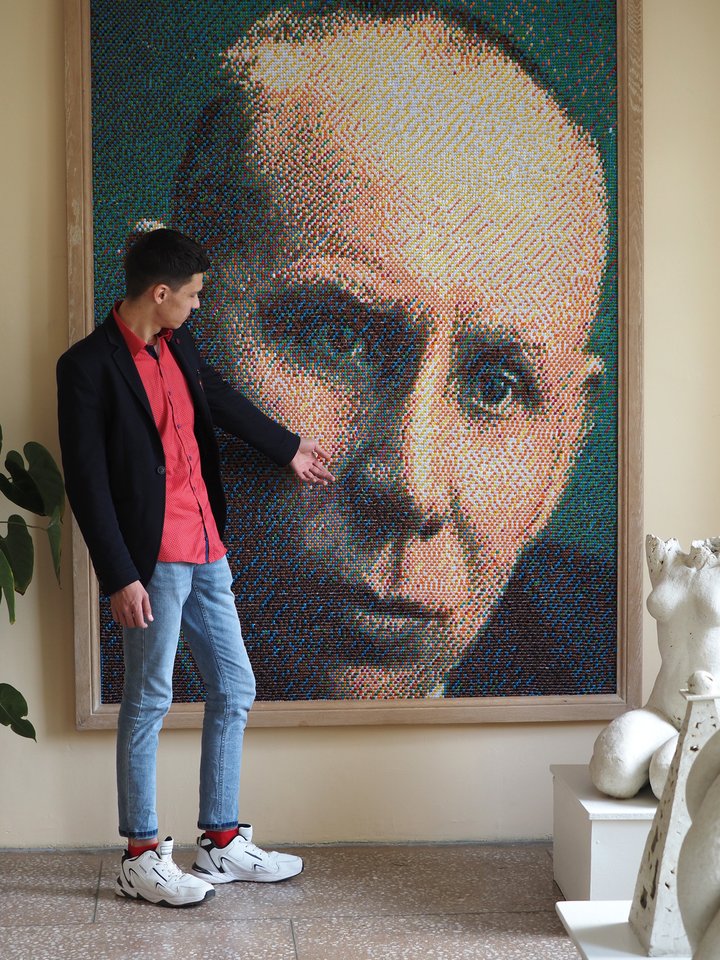  Abiturientas A.Raila J.Zikaro portretui-popieriaus lankstinių mozaikai sukurti skyrė per 430 valandų, užtat iš dailės egzamino gavo šimtuką.<br> A.Švelnos ir Nacionalinio M.K Čiurlionio muziejaus fondų nuotr.
