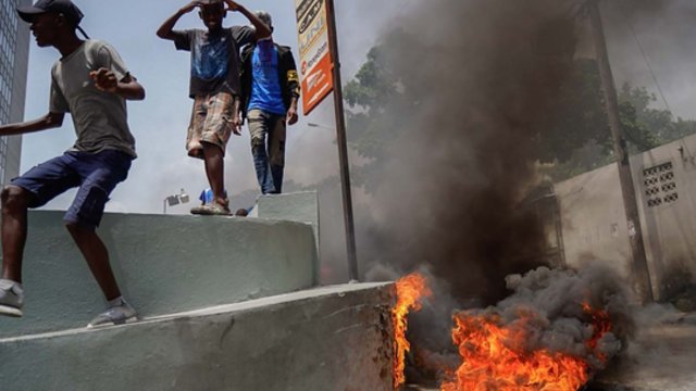 Savaitę trunkantys Haičio gaujų susirėmimai pareikalavo aukų: žuvo mažiausiai 89 žmonės