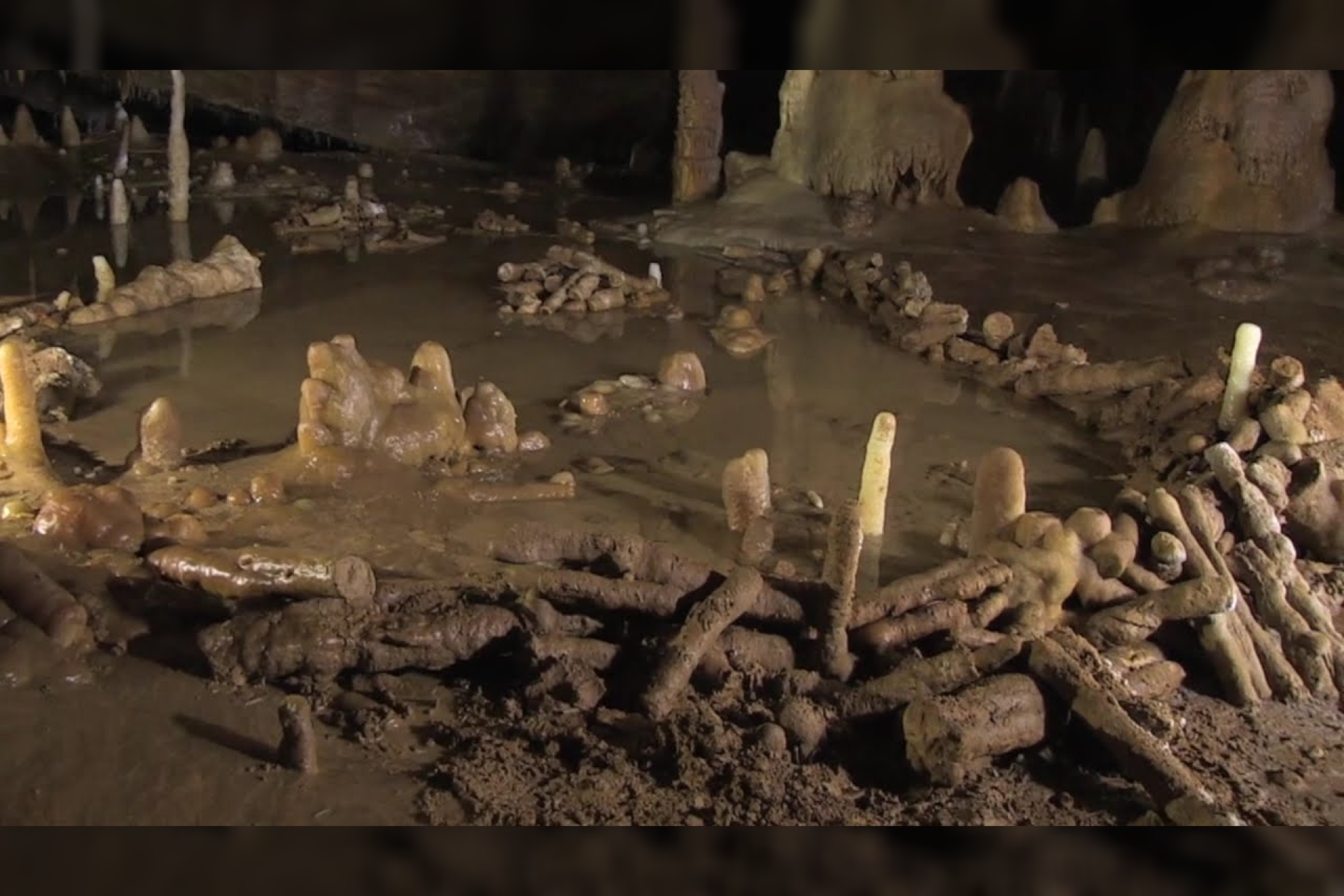  Bruniquel urve iš suskaldytų stalagmitų sukurtas 175 000 metų senumo akmenų ratas.<br> Stop-kadras.