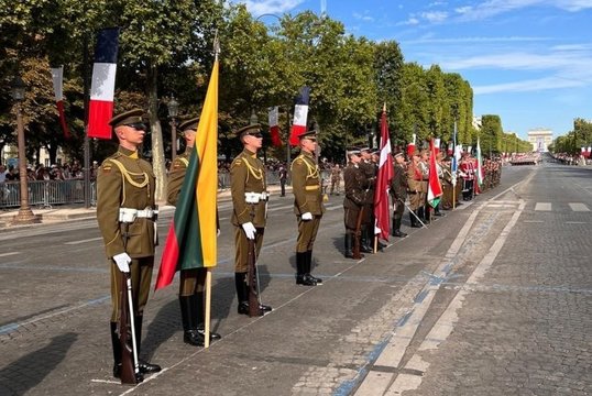 Garbės sargybos kuopos kariai žygiavo Bastilijos paėmimo dienos minėjime Paryžiuje