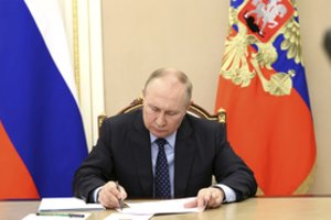 V. Putinas pasirašė griežtą įstatymą dėl „užsienio agentų“
