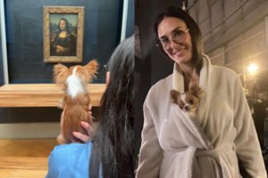 Žvaigždėms taisyklės negalioja? Demi Moore savo šunį atsivedė net į Luvrą