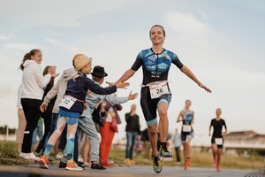 Vilniuje praūžė unikalaus formato naktinio moterų triatlono fiesta