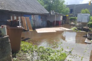 Radviliškyje po stipraus lietaus apsemti gyvenamieji namai, vanduo pateko į butus