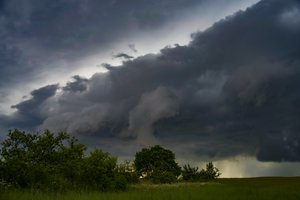 Savaitgalis šiluma nelepins: per Lietuvą slinks liūtys, iki pavojingo sustiprės vėjas
