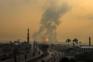 Izraelis po apšaudymo raketomis smogė „Hamas“ kariniam objektui