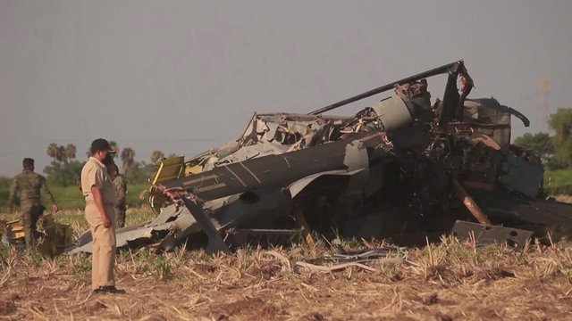 Meksikoje sudužo karinis sraigtasparnis: iš 15 skridusiųjų išgyventi pavyko tik vienam