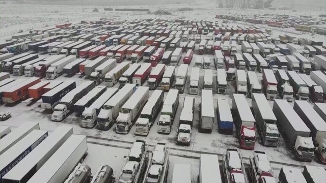 Argentinos ir Čilės pasienyje – spūstis: dėl sniego audros įstrigo kone 300 sunkvežimių