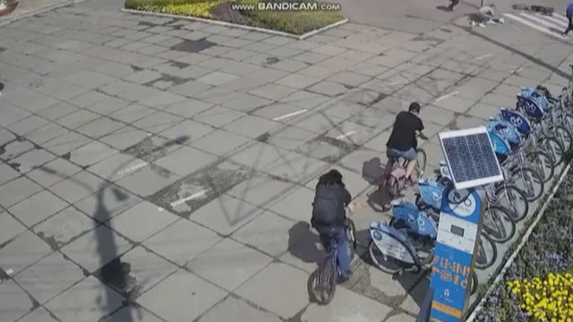Užfiksuota akimirka, kai raketa pataikė į Vinycios miesto centrą: žmonės akimirksniu parklupo ant žemės