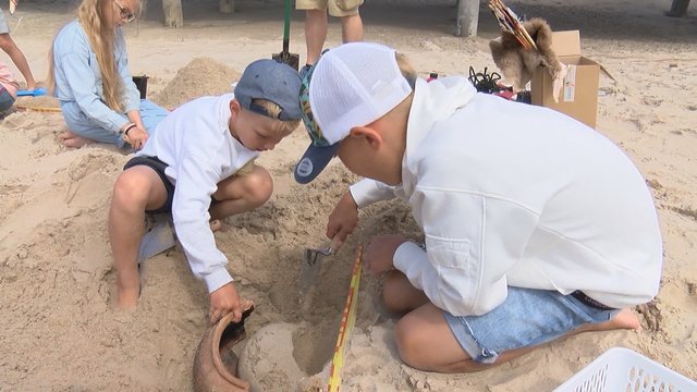 Palangos paplūdimyje vaikai galėjo pasijusti tikrais archeologais: surengti inscenizuoti kasinėjimai