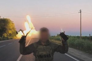 Rusai pagerino kvailumo rekordą? Šalia amunicijos sandėlio patalpino brigadą, o tada parėjo Ukrainos HIMARS