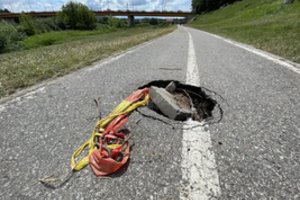 Neįmanoma nesipiktinti: kol vieni Kauno parkus ir dviračių takus tvarko, kiti – niokoja