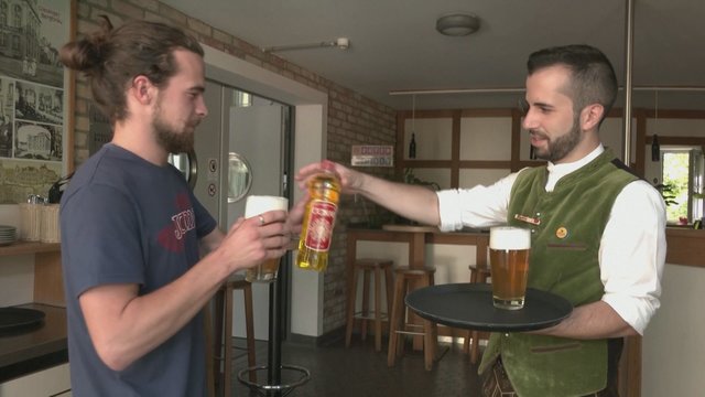 Pasiūlymas viliojantis daugelį klientų: vienas iš barų Vokietijoje siūlo keisti aliejų į alų