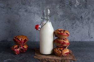 Minkšti ir gardūs bananiniai keksiukai su braškėmis be pridėtinio cukraus